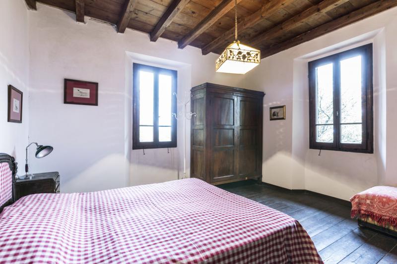 LOCALITA'LA POSTA - VENDESI nelle prime colline toscane, in prossimitÃ  del famoso Passo della Futa imponente villa in sasso indipendente su due livelli, immersa nel verde e con vista panoramica mozzafiato composta da ampio ingresso al piano terra, salone di 30mq con due camini e accesso diretto a giardino, cucinotto, lavanderia e bagno; al piano primo quattro camere panoramiche con parquet e travi a vista e bagno di servizio. Completano la proprietÃ  giardino recintato di 10.000mq circa e box auto coperto di proprietÃ  esclusiva. Ideale per famiglia numerosa, casa per vacanze, residence per turisti. Riscaldamento autonomo. â‚¬265.000 (Ape in elaborazione da tecnico abilitato)Per info e visite tel. Guendalina Venturini 333.8382619 oppure scrivere una mail a brunelli@brunelliimobiliare.com - Brunelli Studio Immobiliare - Via San Petronio Vecchio 11/a - Bologna