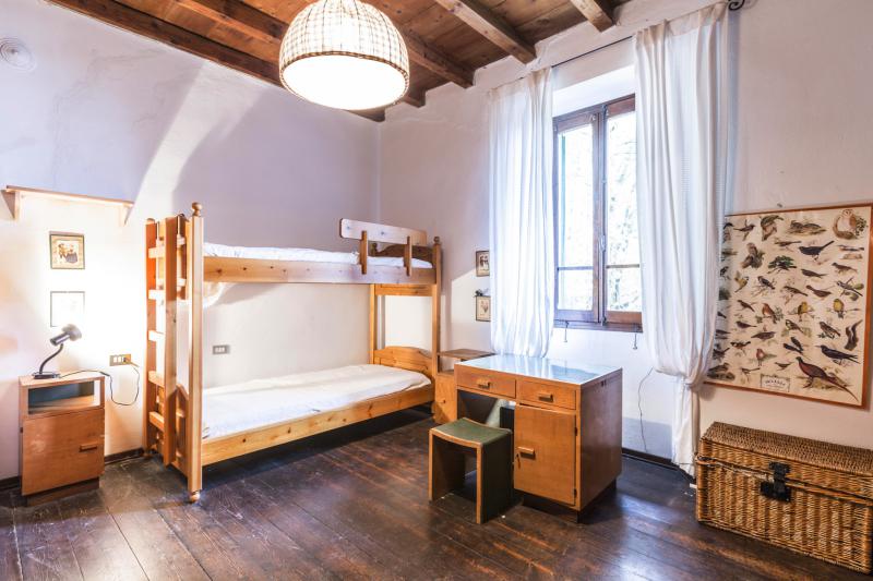 LOCALITA'LA POSTA - VENDESI nelle prime colline toscane, in prossimitÃ  del famoso Passo della Futa imponente villa in sasso indipendente su due livelli, immersa nel verde e con vista panoramica mozzafiato composta da ampio ingresso al piano terra, salone di 30mq con due camini e accesso diretto a giardino, cucinotto, lavanderia e bagno; al piano primo quattro camere panoramiche con parquet e travi a vista e bagno di servizio. Completano la proprietÃ  giardino recintato di 10.000mq circa e box auto coperto di proprietÃ  esclusiva. Ideale per famiglia numerosa, casa per vacanze, residence per turisti. Riscaldamento autonomo. â‚¬265.000 (Ape in elaborazione da tecnico abilitato)Per info e visite tel. Guendalina Venturini 333.8382619 oppure scrivere una mail a brunelli@brunelliimobiliare.com - Brunelli Studio Immobiliare - Via San Petronio Vecchio 11/a - Bologna