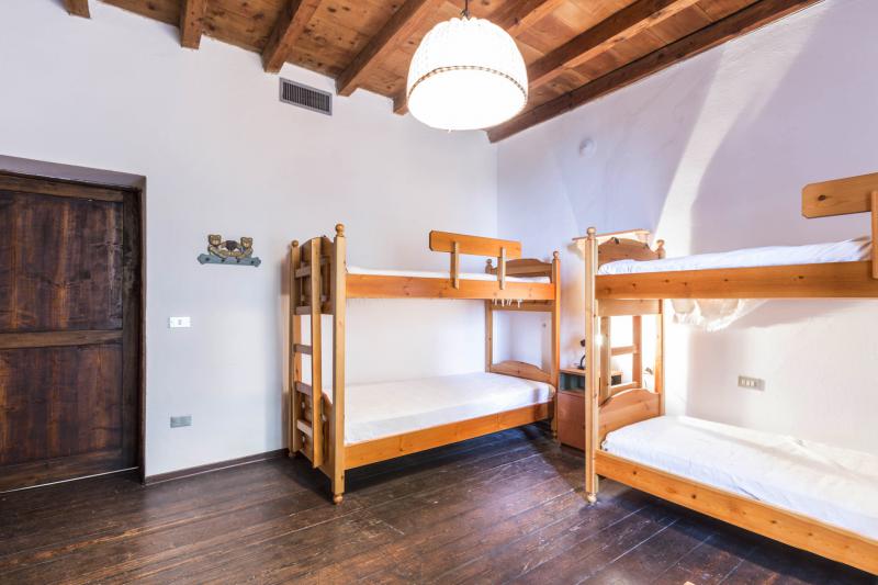 LOCALITA'LA POSTA - VENDESI nelle prime colline toscane, in prossimitÃ  del famoso Passo della Futa imponente villa in sasso indipendente su due livelli, immersa nel verde e con vista panoramica mozzafiato composta da ampio ingresso al piano terra, salone di 30mq con due camini e accesso diretto a giardino, cucinotto, lavanderia e bagno; al piano primo quattro camere panoramiche con parquet e travi a vista e bagno di servizio. Completano la proprietÃ  giardino recintato di 10.000mq circa e box auto coperto di proprietÃ  esclusiva. Ideale per famiglia numerosa, casa per vacanze, residence per turisti. Riscaldamento autonomo. â‚¬265.000 (Ape in elaborazione da tecnico abilitato)Per info e visite tel. Guendalina Venturini 333.8382619 oppure scrivere una mail a brunelli@brunelliimobiliare.com - Brunelli Studio Immobiliare - Via San Petronio Vecchio 11/a - Bologna