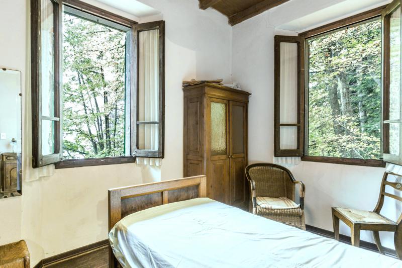 LOCALITA'LA POSTA - VENDESI nelle prime colline toscane, in prossimitÃ  del famoso Passo della Futa imponente villa in sasso indipendente su due livelli, immersa nel verde e con vista panoramica mozzafiato composta da ampio ingresso al piano terra, salone di 30mq con due camini e accesso diretto a giardino, cucinotto, lavanderia e bagno; al piano primo quattro camere panoramiche con parquet e travi a vista e bagno di servizio. Completano la proprietÃ  giardino recintato di 10.000mq circa e box auto coperto di proprietÃ  esclusiva. Ideale per famiglia numerosa, casa per vacanze, residence per turisti. Riscaldamento autonomo. â‚¬265.000 (Ape in elaborazione da tecnico abilitato)Per info e visite tel. Guendalina Venturini 333.8382619 oppure scrivere una mail a brunelli@brunelliimobiliare.com - Brunelli Studio Immobiliare - Via San Petronio Vecchio 11/a - Bologna