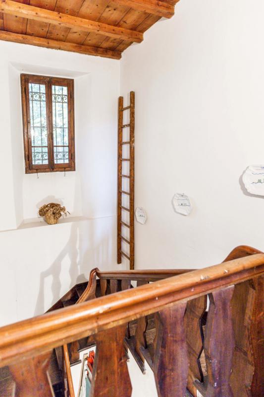 LOCALITA'LA POSTA - VENDESI nelle prime colline toscane, in prossimitÃ  del famoso Passo della Futa imponente villa in sasso indipendente su due livelli, immersa nel verde e con vista panoramica mozzafiato composta da ampio ingresso al piano terra, salone di 30mq con due camini e accesso diretto a giardino, cucinotto, lavanderia e bagno; al piano primo quattro camere panoramiche con parquet e travi a vista e bagno di servizio. Completano la proprietÃ  giardino recintato di 10.000mq circa e box auto coperto di proprietÃ  esclusiva. Ideale per famiglia numerosa, casa per vacanze, residence per turisti. Riscaldamento autonomo. â‚¬265.000 (Ape in elaborazione da tecnico abilitato)Per info e visite tel. Guendalina Venturini 333.8382619 oppure scrivere una mail a brunelli@brunelliimobiliare.com - Brunelli Studio Immobiliare - Via San Petronio Vecchio 11/a - Bologna