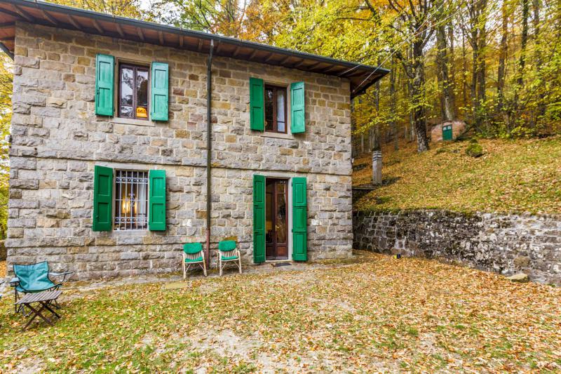 LOCALITA'LA POSTA - VENDESI nelle prime colline toscane, in prossimitÃ  del famoso Passo della Futa imponente villa in sasso indipendente su due livelli, immersa nel verde e con vista panoramica mozzafiato composta da ampio ingresso al piano terra, salone di 30mq con due camini e accesso diretto a giardino, cucinotto, lavanderia e bagno; al piano primo quattro camere panoramiche con parquet e travi a vista e bagno di servizio. Completano la proprietÃ  giardino recintato di 10.000mq circa e box auto coperto di proprietÃ  esclusiva. Ideale per famiglia numerosa, casa per vacanze, residence per turisti. Riscaldamento autonomo. â‚¬265.000 (Ape in elaborazione da tecnico abilitato)Per info e visite tel. Guendalina Venturini 333.8382619 oppure scrivere una mail a brunelli@brunelliimobiliare.com - Brunelli Studio Immobiliare - Via San Petronio Vecchio 11/a - Bologna