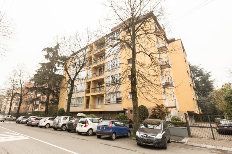VIA BORGHI MAMO (EX ISTITUTO TANARI) AFFITTASI in zona residenziale, in condominio signorile ben tenuto, GARAGE esclusivo di mq12 con accesso su strada tramite cancello. LIBERO SUBITO! Per info e visite tel. Guendalina Venturini 333.8382619 - brunelli@brunelliimmobiliare.com 