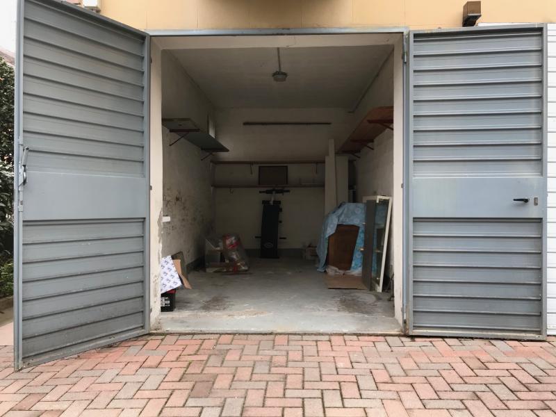 VIA BORGHI MAMO (EX ISTITUTO TANARI) AFFITTASI in zona residenziale, in condominio signorile ben tenuto, GARAGE esclusivo di mq12 con accesso su strada tramite cancello. LIBERO SUBITO! Per info e visite tel. Guendalina Venturini 333.8382619 - brunelli@brunelliimmobiliare.com 