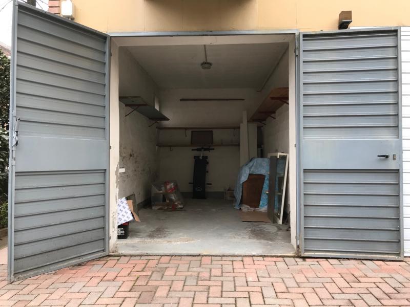 VIA BORGHI MAMO (EX ISTITUTO TANARI) AFFITTASI in zona residenziale, in condominio signorile ben tenuto, GARAGE esclusivo di mq12 con accesso su strada tramite cancello. LIBERO SUBITO! Per info e visite tel. Guendalina Venturini 333.8382619 - brunelli@brunelliimmobiliare.com 