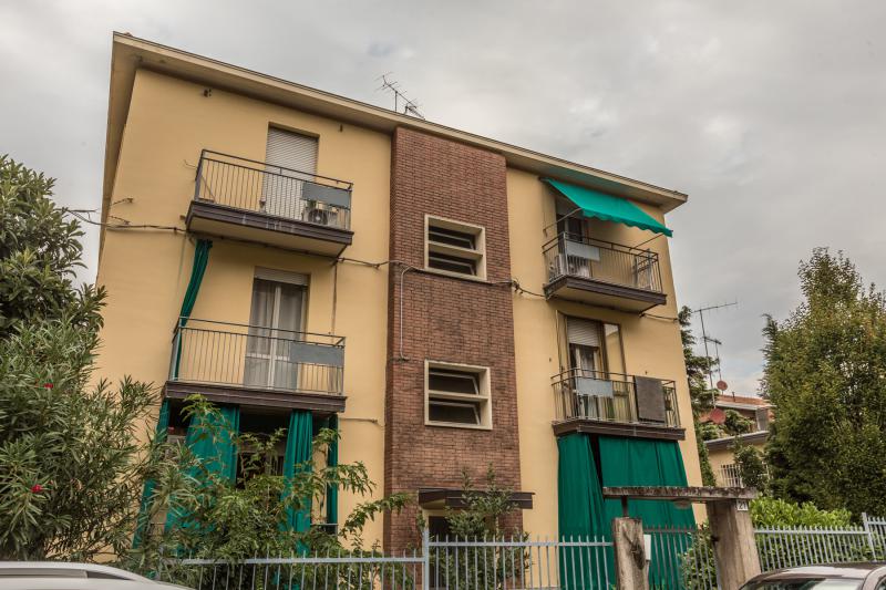 CROCE DI CASALECCHIO DI RENO (VIA CURIEL) VENDESI in zona pedecollinare immersa nel verde e molto silenziosa, in palazzina tipica bolognese, al piano primo alto su rialzato, appartamento di 70mq, volendo arredato di cucina composto da ingresso arredabile, tinello e cucinotto con balcone, due camere matrimoniali, bagno e cantina. Riscaldamento autonomo. Immobile occupato. â‚¬190.000 (Classe F Ep tot 201,13Kwh/mq/anno) Per info tel. 333/8382619 oppure scrivere una mail a brunelli@brunelliimmobiliare.com