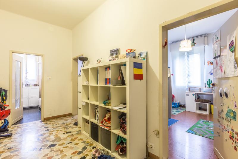 CROCE DI CASALECCHIO DI RENO (VIA CURIEL) VENDESI in zona pedecollinare immersa nel verde e molto silenziosa, in palazzina tipica bolognese, al piano primo alto su rialzato, appartamento di 70mq, volendo arredato di cucina composto da ingresso arredabile, tinello e cucinotto con balcone, due camere matrimoniali, bagno e cantina. Riscaldamento autonomo. Immobile occupato. â‚¬190.000 (Classe F Ep tot 201,13Kwh/mq/anno) Per info tel. 333/8382619 oppure scrivere una mail a brunelli@brunelliimmobiliare.com