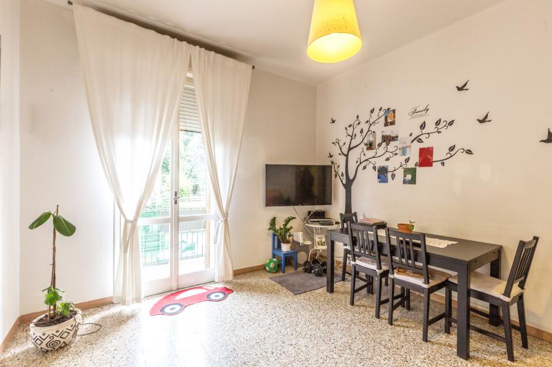 CROCE DI CASALECCHIO DI RENO (VIA CURIEL) VENDESI in zona pedecollinare immersa nel verde e molto silenziosa, in palazzina tipica bolognese, al piano primo alto su rialzato, appartamento di 70mq, volendo arredato di cucina composto da ingresso arredabile, tinello e cucinotto con balcone, due camere matrimoniali, bagno e cantina. Riscaldamento autonomo. Immobile occupato. â‚¬190.000 (Classe F Ep tot 201,13Kwh/mq/anno) Per info tel. 333/8382619 oppure scrivere una mail a brunelli@brunelliimmobiliare.com