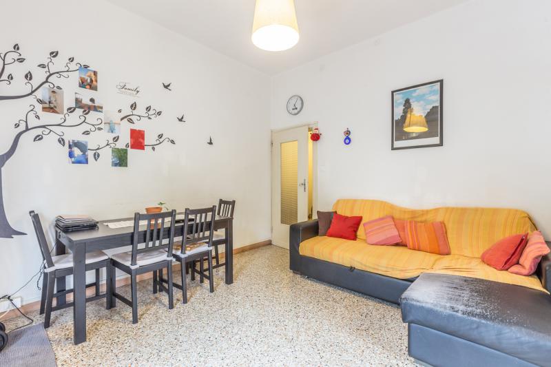 CROCE DI CASALECCHIO DI RENO (VIA CURIEL) VENDESI in zona pedecollinare immersa nel verde e molto silenziosa, in palazzina tipica bolognese, al piano primo alto su rialzato, appartamento di 70mq, volendo arredato di cucina composto da ingresso arredabile, tinello e cucinotto con balcone, due camere matrimoniali, bagno e cantina. Riscaldamento autonomo. Immobile occupato. â‚¬190.000 (Classe F Ep tot 201,13Kwh/mq/anno) Per info tel. 333/8382619 oppure scrivere una mail a brunelli@brunelliimmobiliare.com