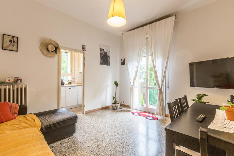 CROCE DI CASALECCHIO DI RENO (VIA CURIEL) VENDESI in zona pedecollinare immersa nel verde e molto silenziosa, in palazzina tipica bolognese, al piano primo alto su rialzato, appartamento di 70mq, volendo arredato di cucina composto da ingresso arredabile, tinello e cucinotto con balcone, due camere matrimoniali, bagno e cantina. Riscaldamento autonomo. Immobile occupato. â‚¬190.000 (Classe F Ep tot 201,13Kwh/mq/anno) Per info tel. 333/8382619 oppure scrivere una mail a brunelli@brunelliimmobiliare.com