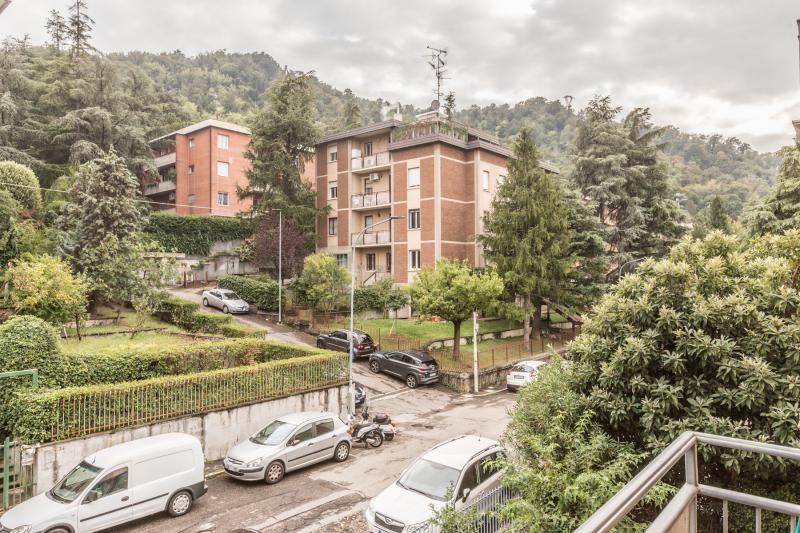 CROCE DI CASALECCHIO DI RENO (VIA CURIEL) VENDESI in zona pedecollinare immersa nel verde e molto silenziosa, in palazzina tipica bolognese, al piano primo alto su rialzato, appartamento di 70mq, volendo arredato di cucina composto da ingresso arredabile, tinello e cucinotto con balcone, due camere matrimoniali, bagno e cantina. Riscaldamento autonomo. Immobile occupato. â‚¬190.000 (Classe F Ep tot 201,13Kwh/mq/anno) Per info tel. 333/8382619 oppure scrivere una mail a brunelli@brunelliimmobiliare.com