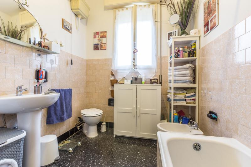 CROCE DI CASALECCHIO DI RENO (VIA CURIEL) VENDESI in zona pedecollinare immersa nel verde e molto silenziosa, in palazzina tipica bolognese, al piano primo alto su rialzato, appartamento di 70mq, volendo arredato di cucina composto da ingresso arredabile, tinello e cucinotto con balcone, due camere matrimoniali, bagno e cantina. Riscaldamento autonomo. Immobile occupato. â‚¬190.000 (Classe F Ep tot 201,13Kwh/mq/anno) Per info tel. 333/8382619 oppure scrivere una mail a brunelli@brunelliimmobiliare.com