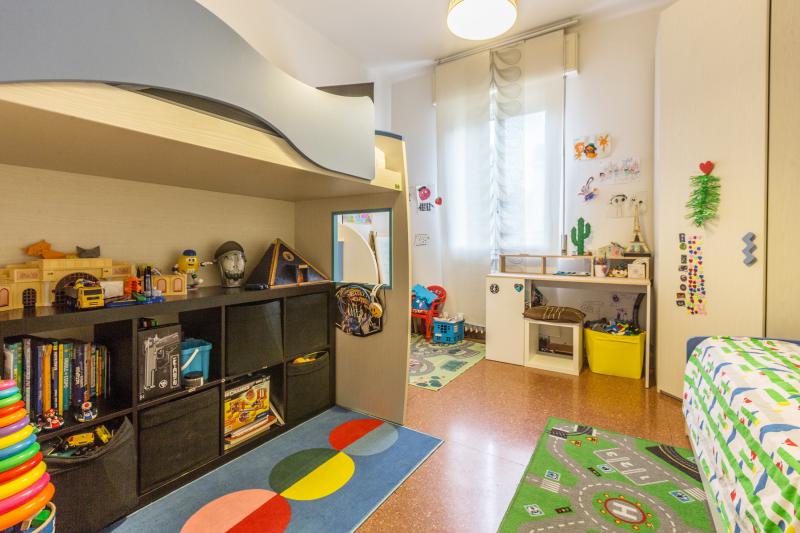 CROCE DI CASALECCHIO DI RENO (VIA CURIEL) VENDESI in zona pedecollinare immersa nel verde e molto silenziosa, in palazzina tipica bolognese, al piano primo alto su rialzato, appartamento di 70mq, volendo arredato di cucina composto da ingresso arredabile, tinello e cucinotto con balcone, due camere matrimoniali, bagno e cantina. Riscaldamento autonomo. Immobile occupato. â‚¬190.000 (Classe F Ep tot 201,13Kwh/mq/anno) Per info tel. 333/8382619 oppure scrivere una mail a brunelli@brunelliimmobiliare.com