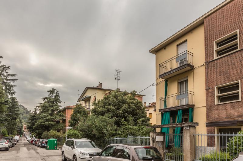 CROCE DI CASALECCHIO DI RENO (VIA CURIEL) VENDESI in zona pedecollinare immersa nel verde e molto silenziosa, in palazzina tipica bolognese, al piano primo alto su rialzato, appartamento di 70mq, volendo arredato di cucina composto da ingresso arredabile, tinello e cucinotto con balcone, due camere matrimoniali, bagno e cantina. Riscaldamento autonomo. Immobile occupato. â‚¬190.000 (Classe F Ep tot 201,13Kwh/mq/anno) Per info tel. 333/8382619 oppure scrivere una mail a brunelli@brunelliimmobiliare.com