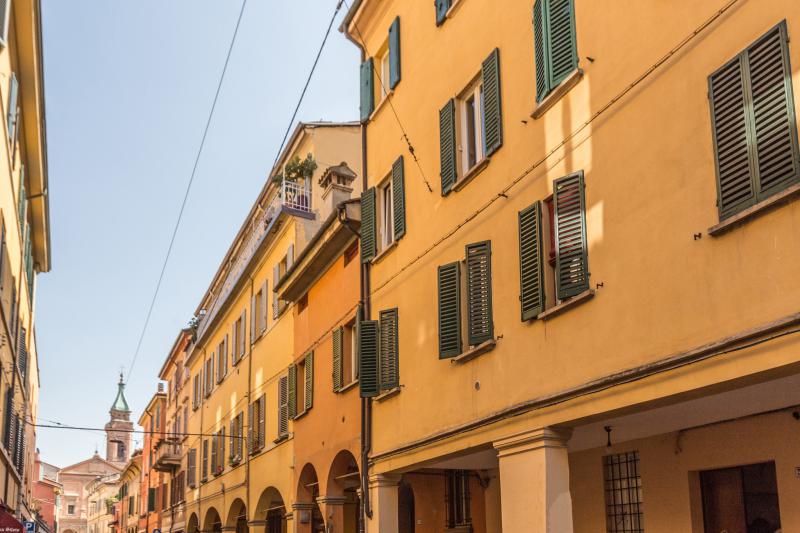 AFFITTO APPARTAMENTO BOLOGNA CENTRO

"SANTO STEFANO (VIA SAN PETRONIO VECCHIO) AFFITTASI in zona centrale e residenziale, appartamento dal carattere vintage sofisticato composto da ampio ingresso con guardaroba e angolo lettur, soggiorno pranzo con tavolo, area tv, divano-letto e balcone con vista tetti, cucina abitabile ben attrezzata per chi ama cucinare (lavastoviglie/forno); due camere matrimoniali spaziose e luminose, lavanderia (lavatrice) e bagno con doccia. Ideale per piccoli gruppi o famiglie, questa soluzione Ã¨ ideale per chi ama la pace ma allo stesso tempo vuole soggiornare nel centro storico. Si specifica che la durata dell' affitto Ã¨ transitoria: da un minimo di 1 MESE a un massimo di 5 MESI. Libero subito! Per info contattare il +39 3382122951 oppure scrivere una mail a info@theplacebologna.com- noi lavoriamo da casa, siamo a vostra disposizione per tutti i dettagli!" 