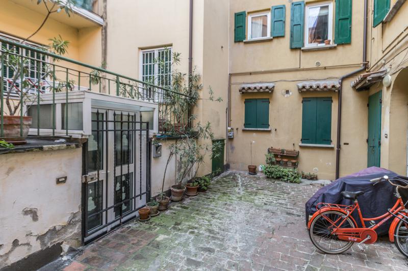 AFFITTO APPARTAMENTO BOLOGNA CENTRO

"SANTO STEFANO (VIA SAN PETRONIO VECCHIO) AFFITTASI in zona centrale e residenziale, appartamento dal carattere vintage sofisticato composto da ampio ingresso con guardaroba e angolo lettur, soggiorno pranzo con tavolo, area tv, divano-letto e balcone con vista tetti, cucina abitabile ben attrezzata per chi ama cucinare (lavastoviglie/forno); due camere matrimoniali spaziose e luminose, lavanderia (lavatrice) e bagno con doccia. Ideale per piccoli gruppi o famiglie, questa soluzione Ã¨ ideale per chi ama la pace ma allo stesso tempo vuole soggiornare nel centro storico. Si specifica che la durata dell' affitto Ã¨ transitoria: da un minimo di 1 MESE a un massimo di 5 MESI. Libero subito! Per info contattare il +39 3382122951 oppure scrivere una mail a info@theplacebologna.com- noi lavoriamo da casa, siamo a vostra disposizione per tutti i dettagli!" 
