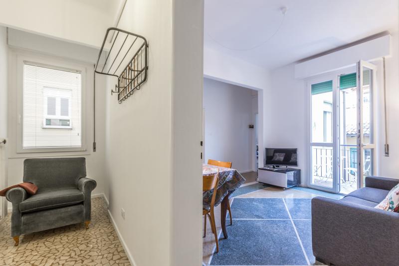 AFFITTO APPARTAMENTO BOLOGNA CENTRO

"SANTO STEFANO (VIA SAN PETRONIO VECCHIO) AFFITTASI in zona centrale e residenziale, appartamento dal carattere vintage sofisticato composto da ampio ingresso con guardaroba e angolo lettur, soggiorno pranzo con tavolo, area tv, divano-letto e balcone con vista tetti, cucina abitabile ben attrezzata per chi ama cucinare (lavastoviglie/forno); due camere matrimoniali spaziose e luminose, lavanderia (lavatrice) e bagno con doccia. Ideale per piccoli gruppi o famiglie, questa soluzione Ã¨ ideale per chi ama la pace ma allo stesso tempo vuole soggiornare nel centro storico. Si specifica che la durata dell' affitto Ã¨ transitoria: da un minimo di 1 MESE a un massimo di 5 MESI. Libero subito! Per info contattare il +39 3382122951 oppure scrivere una mail a info@theplacebologna.com- noi lavoriamo da casa, siamo a vostra disposizione per tutti i dettagli!" 