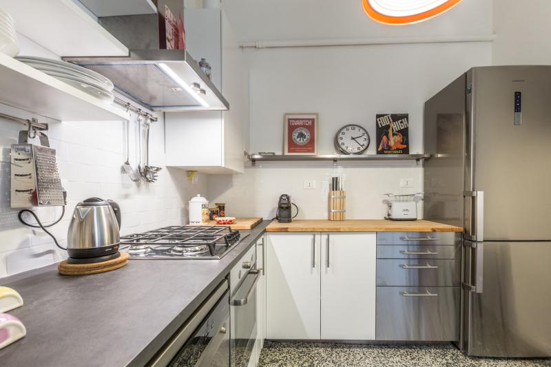 AFFITTO APPARTAMENTO BOLOGNA CENTRO

"SANTO STEFANO (VIA SAN PETRONIO VECCHIO) AFFITTASI in zona centrale e residenziale, appartamento dal carattere vintage sofisticato composto da ampio ingresso con guardaroba e angolo lettur, soggiorno pranzo con tavolo, area tv, divano-letto e balcone con vista tetti, cucina abitabile ben attrezzata per chi ama cucinare (lavastoviglie/forno); due camere matrimoniali spaziose e luminose, lavanderia (lavatrice) e bagno con doccia. Ideale per piccoli gruppi o famiglie, questa soluzione Ã¨ ideale per chi ama la pace ma allo stesso tempo vuole soggiornare nel centro storico. Si specifica che la durata dell' affitto Ã¨ transitoria: da un minimo di 1 MESE a un massimo di 5 MESI. Libero subito! Per info contattare il +39 3382122951 oppure scrivere una mail a info@theplacebologna.com- noi lavoriamo da casa, siamo a vostra disposizione per tutti i dettagli!" 